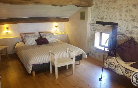 Chambre d'h&ocirc;tes n&deg;2215 Julli&eacute; - Rh&ocirc;ne - Chambres d'h&ocirc;tes de la Ferme du Rolland &agrave; JULLIE dans le Beaujolais - RHONE : Chambre Familiale "Brin de Paille" - la chambre - 3 personnes.