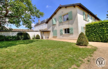 G&icirc;te n&deg;1593 Charentay - Rh&ocirc;ne - Sur le Domaine viticole de Monternot, dans le Beaujolais, grand G&icirc;te de caract&egrave;re avec piscine, pour 8 personnes (4 chambres) &agrave; Charentay - Rh&ocirc;ne : la maison.