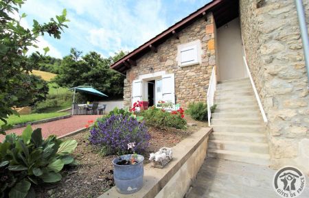 G&icirc;te n&deg;1737 Saint-Marcel-l'&Eacute;clair&eacute; - Rh&ocirc;ne - G&icirc;te "Mont Blanc" avec piscine &agrave; St Marcel l'Eclair&eacute; (4 km de Tarare)en Haut Beaujolais - Rh&ocirc;ne : l'acc&egrave;s au g&icirc;te par des escaliers ext&eacute;rieurs.