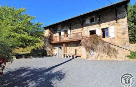 G&icirc;te n&deg;1798 Beaujeu - Rh&ocirc;ne - G&icirc;te "Les Andilleys" &agrave; Beaujeu - dans le Beaujolais - Rh&ocirc;ne : la grande maison en pierres.