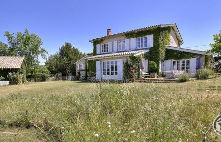 G&icirc;te n&deg;1859 Val d'Oingt - Rh&ocirc;ne - La Grande Maison sur la Colline - G&icirc;te de caract&egrave;re pour 15 personnes avec piscine priv&eacute;e - Chemin de Boistrolles au Val d'Oingt dans le Beaujolais - Rh&ocirc;ne.