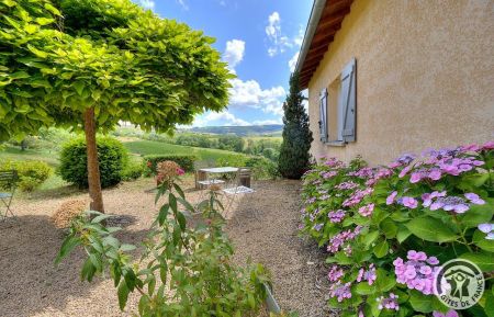Chambre d'h&ocirc;tes n&deg;2200 Ternand - Rh&ocirc;ne - Chambres d'H&ocirc;tes chez le Vigneron "Domaine Dumas" &agrave; TERNAND, dans le Beaujolais des Pierres Dor&eacute;es - Rh&ocirc;ne : le terrain ombrag&eacute; avec vue.