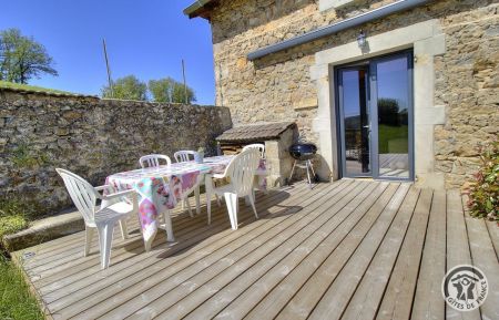 G&icirc;te n&deg;10008 Thurins - Rh&ocirc;ne - Bienvenue aux G&icirc;tes de Bellevue compos&eacute;s de 3 g&icirc;tes au total : G&icirc;te "le R&ecirc;veur" &agrave; Thurins, dans les Coteaux du Lyonnais - Rh&ocirc;ne : la terrasse bois.