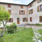 Grand G&icirc;te communal - 15 personnes &agrave; Affoux - centre du village, en Haut Beaujolais, dans le Rh&ocirc;ne : l'entr&eacute;e du G&icirc;te.