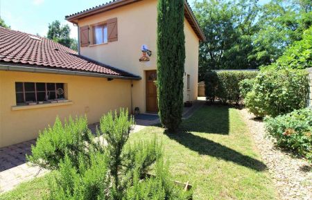 City Break n&deg;1704 D&eacute;cines-Charpieu - Rh&ocirc;ne - Meubl&eacute; City Break / location de vacances "Le Beauregard" &agrave; D&eacute;cines Charpieu (Rh&ocirc;ne - Grand Lyon) : l'entr&eacute;e du meubl&eacute; c&ocirc;t&eacute; rue.