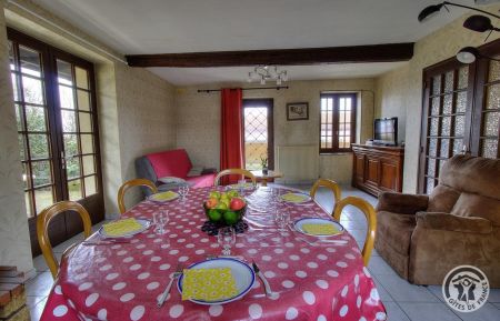 G&icirc;te n&deg;1841 Saint-Laurent-d'Agny - Rh&ocirc;ne - 'G&icirc;te du Bistinclin Fruit&eacute;' &agrave; Saint Laurent d'Agny (Rh&ocirc;ne, Ouest Lyonnais, proximit&eacute; Brignais / Mornant) : pi&egrave;ce de jour (rez-de-chauss&eacute;e).