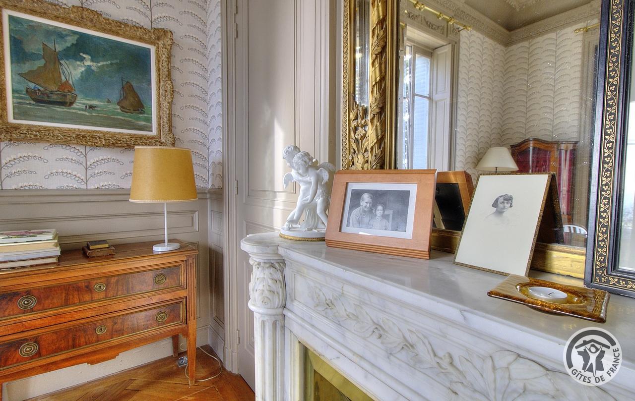 Hôtel - Musée de La Villa Bagatelle - 3 Chambres d'hôtes de charme à IRIGNY dans la Métropole de LYON : la Chambre de Madame -cheminée d'époque (1er étage). photo 29