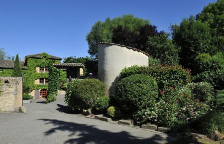 G&icirc;te de groupe n&deg;3111 Gleiz&eacute; - Rh&ocirc;ne - Grand G&icirc;te "l'Aube du Moulin" - 18 personnes &agrave; GLEIZE, dans le Beaujolais, &agrave; proximit&eacute; de Villefranche sur Sa&ocirc;ne, dans le Rh&ocirc;ne.