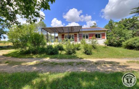 Gîte / Maison de Vacances "La Villa - Château de Pravins" à Blacé, dans le Beaujolais - proximité Villefranche sur Saône - Rhône : la villa et le parc privé pour le gîte. Gîte n°1856 Blacé - Rhône - Gîte / Maison de Vacances "La Villa - Château de Pravins" à Blacé, dans le Beaujolais - proximité Villefranche sur Saône - Rhône : la villa et le parc privé pour le gîte.
