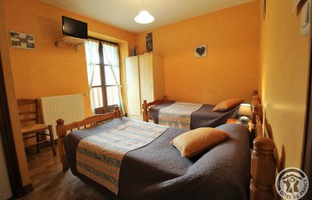 Chambre d'h&ocirc;tes n&deg;2133 Ronno - Rh&ocirc;ne - Chambres d'H&ocirc;tes &agrave; la Ferme "Les Quatre Saisons" &agrave; RONNO, en haut Beaujolais, proximit&eacute; du Lac des Sapins - Rh&ocirc;ne : Chambre pour 2 personnes "Printemps" - &eacute;tage.