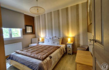 Chambre d'h&ocirc;tes n&deg;2285 Fleurie - Rh&ocirc;ne - Chambres d'h&ocirc;tes "C&ocirc;te Lie" &agrave; Fleurie dans le Beaujolais - Rh&ocirc;ne : la chambre 1 lit 2 personnes (ensemble familial compos&eacute; de deux chambres) - &eacute;tage.