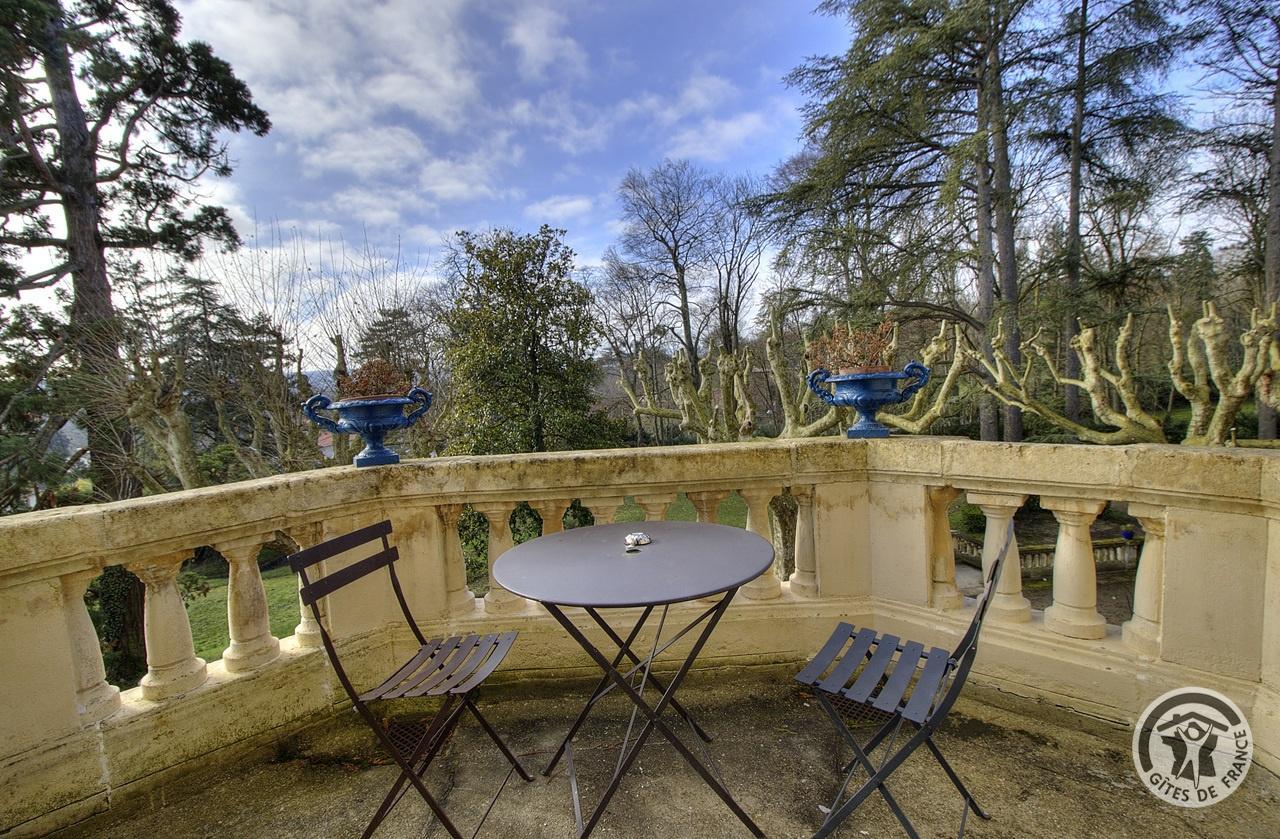 Hôtel - Musée de La Villa Bagatelle - 3 Chambres d'hôtes de charme à IRIGNY dans la Métropole de LYON : le balcon avec vue sur le parc - Chambre de Madame (1er étage). photo 34