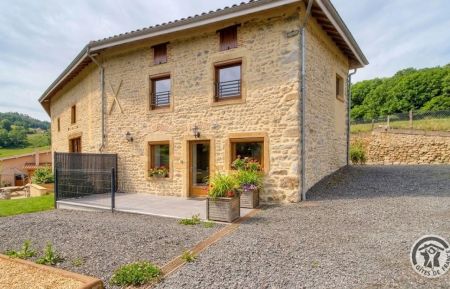 G&icirc;te n&deg;10022 Les Ardillats - Rh&ocirc;ne - G&icirc;te du Mont Sombet &agrave; Les Ardillats, dans le Beaujolais - proche de Beaujeu dans le Rh&ocirc;ne : la maison en pierres.