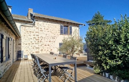 G&icirc;te n&deg;10031 Chambost-Alli&egrave;res - Rh&ocirc;ne - G&icirc;te "Le Chambost" pour 10 personnes avec espace bien-&ecirc;tre &agrave; Chambost-Alli&egrave;res, en Haut-Beaujolais (Rh&ocirc;ne) : la maison en pierres et la terrasse.