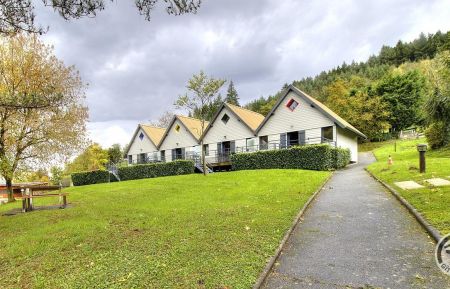 Chalet-gîte 'Azur' à Trades/Deux Grosnes en Haut Beaujolais - Sud Mâconnais dans le Rhône : les chalets mitoyens. Gîte n°1059 Deux-Grosnes - Rhône - Chalet-gîte 'Azur' à Trades/Deux Grosnes en Haut Beaujolais - Sud Mâconnais dans le Rhône : les chalets mitoyens.