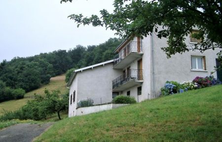 G&icirc;te n&deg;1087 Rontalon - Rh&ocirc;ne - G&icirc;te &agrave; l'&eacute;tage de La Panonceli&egrave;re &agrave; Rontalon dans les Coteaux du Lyonnais (Rh&ocirc;ne): l'arriv&eacute;e.
