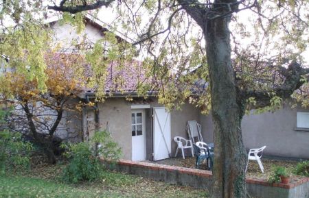 G&icirc;te n&deg;1185 Vindry-sur-Turdine - Rh&ocirc;ne - G&icirc;te 'Les Micocouliers' &agrave; Saint Loup, Vindry-sur-Turdine dans le Beaujolais - Rh&ocirc;ne, proche de Tarare : la terrasse privative sur l'arri&egrave;re de la maison.