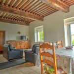 G&icirc;te "La Verri&egrave;re" &agrave; Chaponnay dans le Rh&ocirc;ne - Plaine de Lyon - Sud Est Lyonnais - Proximit&eacute; Eurexpo : le s&eacute;jour/salon au rez-de-chauss&eacute;e ouvrant sur la terrasse priv&eacute;e.
