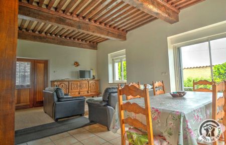 G&icirc;te n&deg;1354 Chaponnay - Rh&ocirc;ne - G&icirc;te "La Verri&egrave;re" &agrave; Chaponnay dans le Rh&ocirc;ne - Plaine de Lyon - Sud Est Lyonnais - Proximit&eacute; Eurexpo : le s&eacute;jour/salon au rez-de-chauss&eacute;e ouvrant sur la terrasse priv&eacute;e.