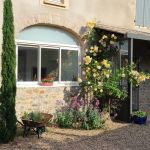 G&icirc;te avec piscine priv&eacute;e 'Les Vignes de Th&eacute;onie" &agrave; Villi&eacute;-Morgon (Beaujolais - Rh&ocirc;ne : vue sur l'entr&eacute;e du g&icirc;te et la cour fleurie.