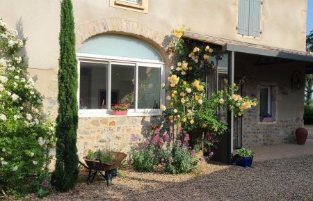 G&icirc;te n&deg;1824 Villi&eacute;-Morgon - Rh&ocirc;ne - G&icirc;te avec piscine priv&eacute;e 'Les Vignes de Th&eacute;onie" &agrave; Villi&eacute;-Morgon (Beaujolais - Rh&ocirc;ne : vue sur l'entr&eacute;e du g&icirc;te et la cour fleurie.