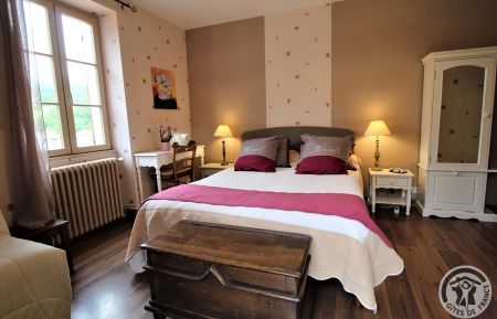 Chambre d'h&ocirc;tes n&deg;2243 Deux-Grosnes - Rh&ocirc;ne - Chambre d'h&ocirc;tes 'La Fuserie' &agrave; Ouroux (Rh&ocirc;ne - Beaujolais Vert) : la chambre.