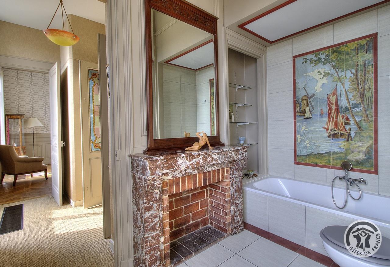 Hôtel - Musée de La Villa Bagatelle - 3 Chambres d'hôtes de charme à IRIGNY dans la Métropole de LYON : Baignoire et cheminée décorative dans la Salle de bains privée de la Chambre de Madame (1er étage). photo 33