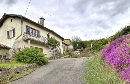G&icirc;te n&deg;1485 Bessenay - Rh&ocirc;ne - G&icirc;te "La Faneuse" &agrave; Bessenay, dans le Lyonnais - Rh&ocirc;ne : l'arriv&eacute;e au G&icirc;te.