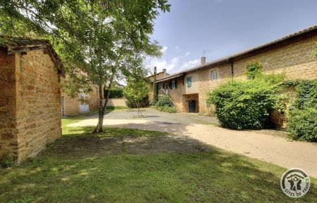 G&icirc;te n&deg;1611 Saint-Julien - Rh&ocirc;ne - Grand G&icirc;te "Le Vigneronnage" sur un grand domaine comportant 6 g&icirc;tes, avec piscine &agrave; Saint Julien, dans le Beaujolais - Rh&ocirc;ne : l'arriv&eacute;e au g&icirc;te.