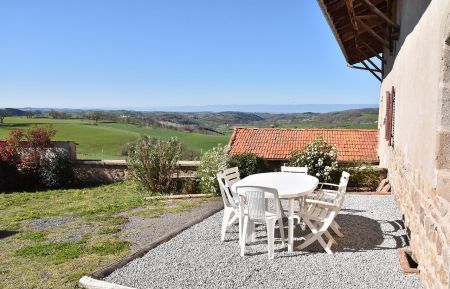 G&icirc;te n&deg;1943 Villechen&egrave;ve - Rh&ocirc;ne - Grand g&icirc;te / Maison de vacances 'Majoa' &agrave; Villechen&egrave;ve (Rh&ocirc;ne, Monts du Lyonnais, Ouest de Lyon, proximit&eacute; de la Loire : la terrasse c&ocirc;t&eacute; cour et vue.