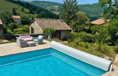 G&icirc;te n&deg;1842 Cenves - Rh&ocirc;ne - G&icirc;te 'Le Cocon de Mya' &agrave; Cenves, Roche de Solutr&eacute; en Haut Beaujolais, aux portes de la Sa&ocirc;ne et Loire et Bourgogne, dans le Rh&ocirc;ne : la piscine partag&eacute;e, le g&icirc;te et la vue sur les environs.