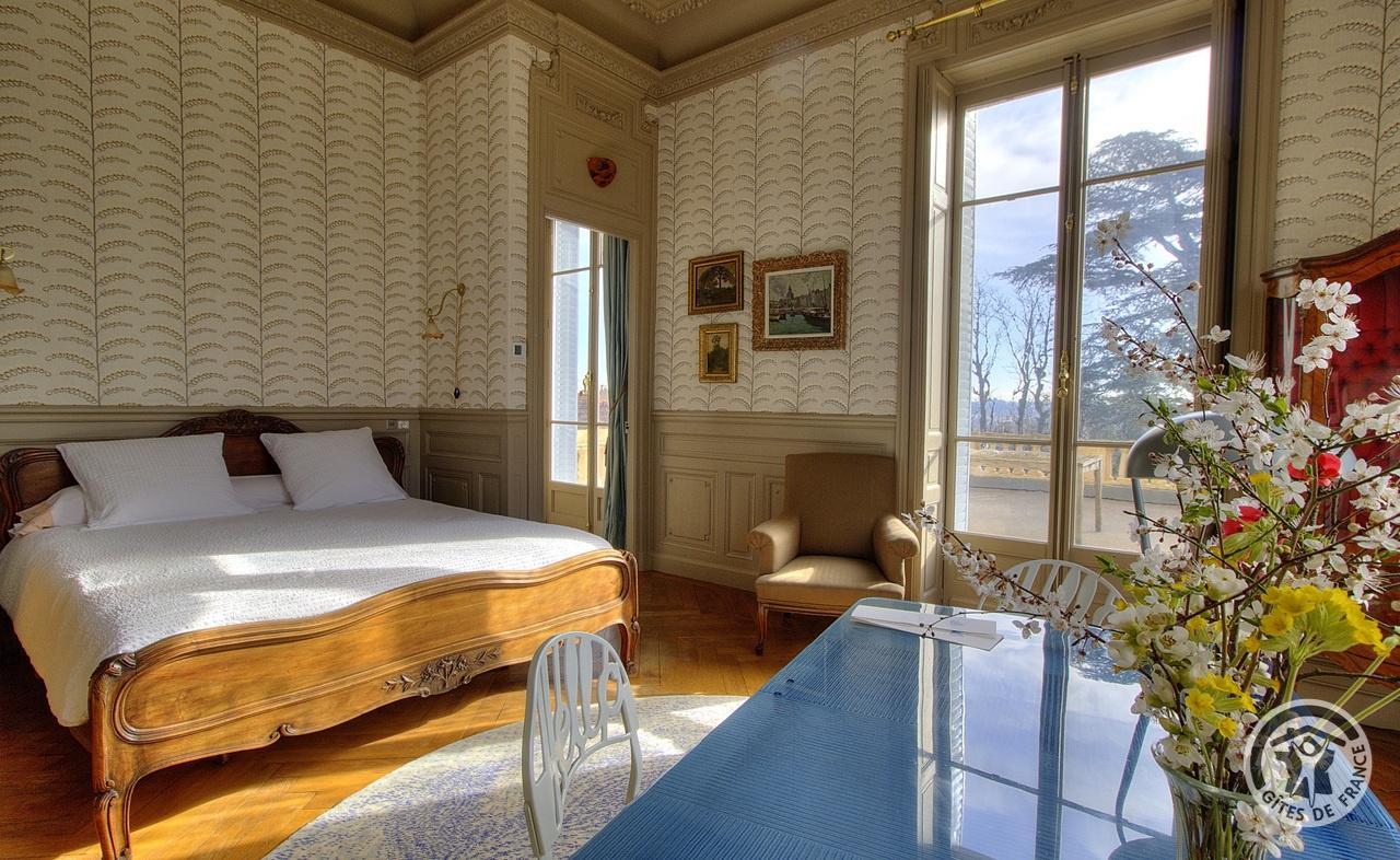 Hôtel - Musée de La Villa Bagatelle - 3 Chambres d'hôtes de charme à IRIGNY dans la Métropole de LYON : la Chambre de Madame disposant d'une terrasse privée (1er étage). photo 25