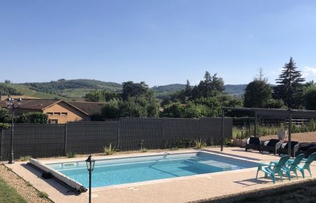 G&icirc;te n&deg;1921 &Eacute;meringes - Rh&ocirc;ne - Grand G&icirc;te pour 15 personnes 'Raisin Rose' &agrave; Emeringes (Rh&ocirc;ne, Beaujolais vignobles, Sud de M&acirc;con) :  piscine  et sa jolie vue