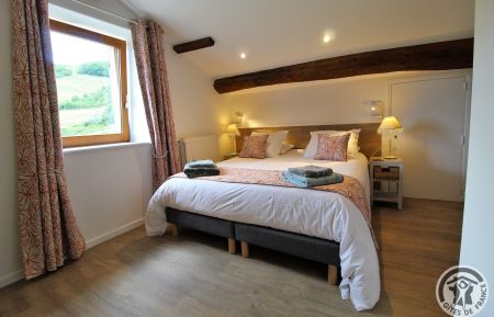 Chambre d'h&ocirc;tes n&deg;2217 Quinci&eacute;-en-Beaujolais - Rh&ocirc;ne - Chambres d'h&ocirc;tes "La Croix de Saburin" &agrave; Quinci&eacute;-en-Beaujolais dans le Beaujolais - Rh&ocirc;ne : Chambre "Nouaison" &agrave; l'&eacute;tage.