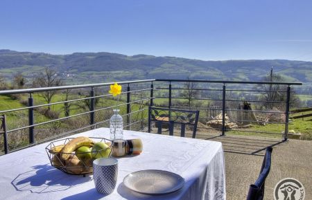 G&icirc;te n&deg;1976 Haute-Rivoire - Rh&ocirc;ne - G&icirc;te "La Ferme Kipik" &agrave; Haute-Rivoire, dans le Lyonnais - Rh&ocirc;ne : vue sur les Monts du Lyonnais.