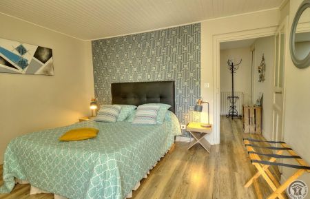 Chambre d'h&ocirc;tes n&deg;2131 Marchampt - Rh&ocirc;ne - Chambres d'h&ocirc;tes chez le vigneron 'Le Relais du Colombier' &agrave; Marchampt dans le Beaujolais - Rh&ocirc;ne : Chambre "Indigo" &agrave; l'&eacute;tage.