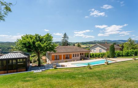 G&icirc;te n&deg;10015 Val d'Oingt - Rh&ocirc;ne - G&icirc;te des Ifs - 8 personnes - avec piscine et jacuzzi au Bois d'Oingt - Val d'Oingt dans le Beaujolais - Rh&ocirc;ne : piscine et espace bien &ecirc;tre avec jacuzzi.