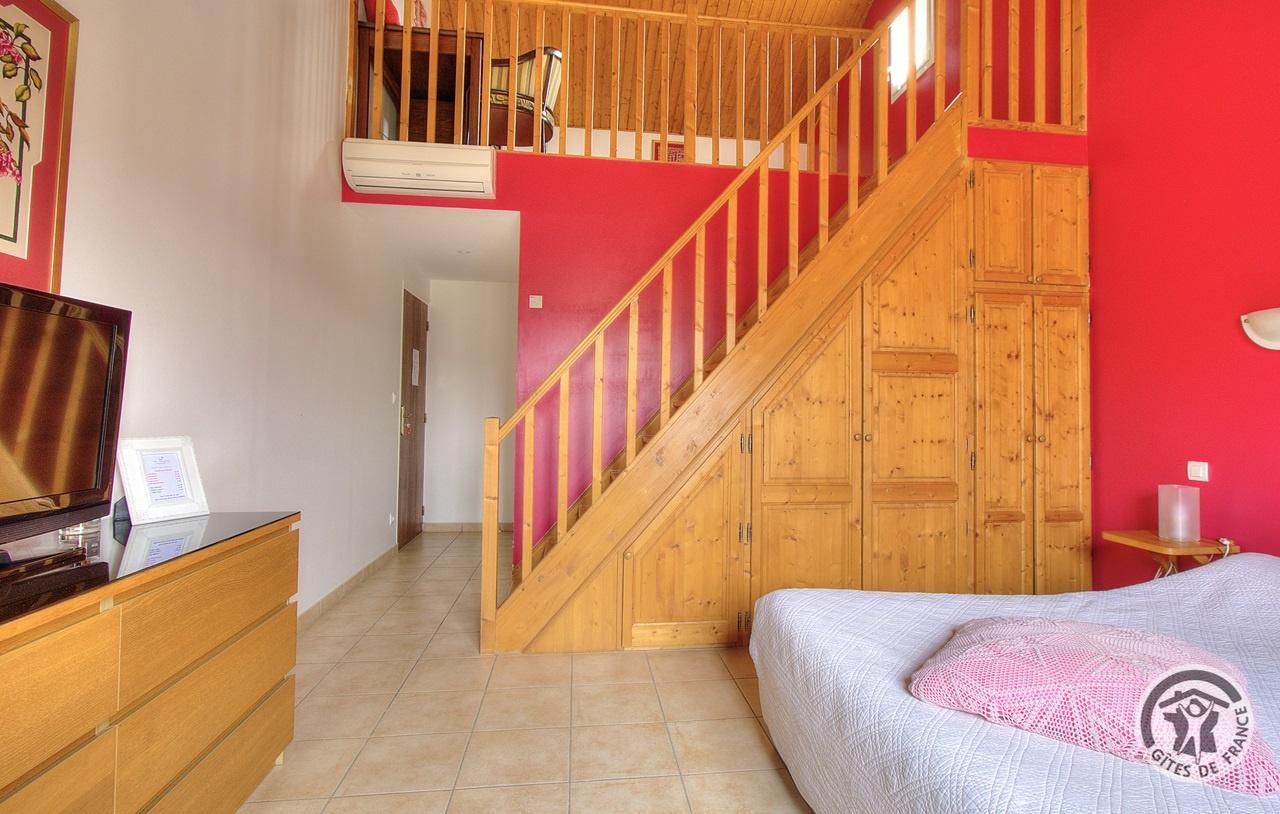 Chambres et Table d'Hôtes La Bergerie à POLLIONNAY dans le Lyonnais - Rhône : Chambre familiale "la Rivière" avec mezzanine. photo 23