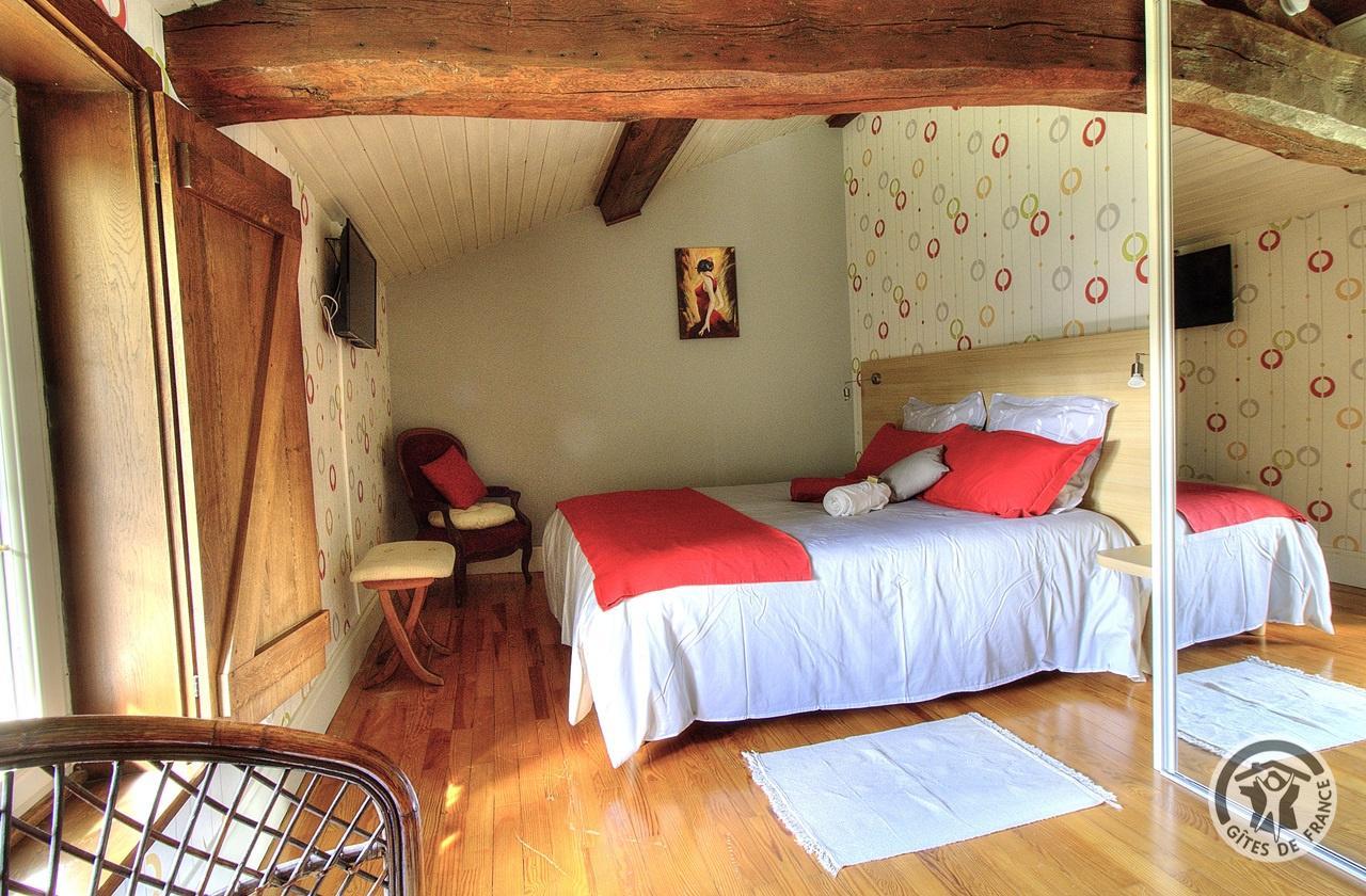 Chambres d'hôtes avec piscine "Les Vernayes" à Amplepuis - Haut Beaujolais, proche du Lac des Sapins dans le Rhône : Ensemble familial composé de 2 chambres - la Chambre avec le lit double (étage). photo 22