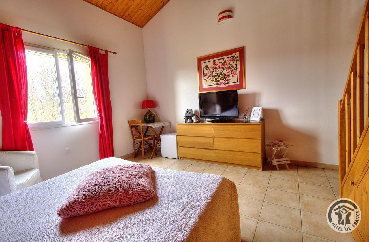 Chambres et Table d'Hôtes La Bergerie à POLLIONNAY dans le Lyonnais - Rhône : Chambre familiale "la Rivière" avec TV, réfrigérateur. photo 24
