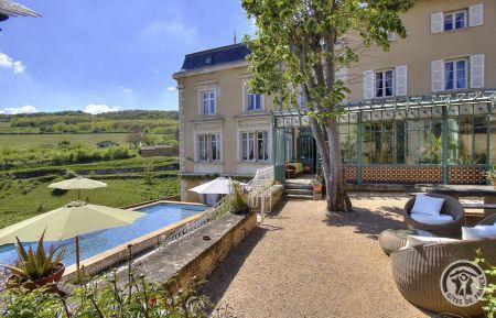 Chambre d'h&ocirc;tes n&deg;2369 Theiz&eacute; - Rh&ocirc;ne - Chambres d'H&ocirc;tes "Le Clos des Fayettes" &agrave; Theiz&eacute; - Beaujolais des Pierres Dor&eacute;es - Rh&ocirc;ne : la maison et le jardin avec piscine.