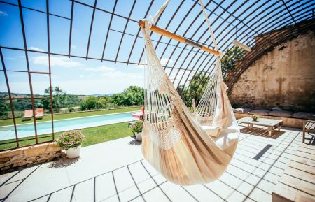 Chambre d'h&ocirc;tes n&deg;2395 Ternand - Rh&ocirc;ne - Chambres d'H&ocirc;tes "Le Clos de Ronzi&egrave;res" &agrave; Ternand, village m&eacute;di&eacute;val, dans le Beaujolais - Rh&ocirc;ne : la piscine et terrasse partag&eacute;es avec les propri&eacute;taires.