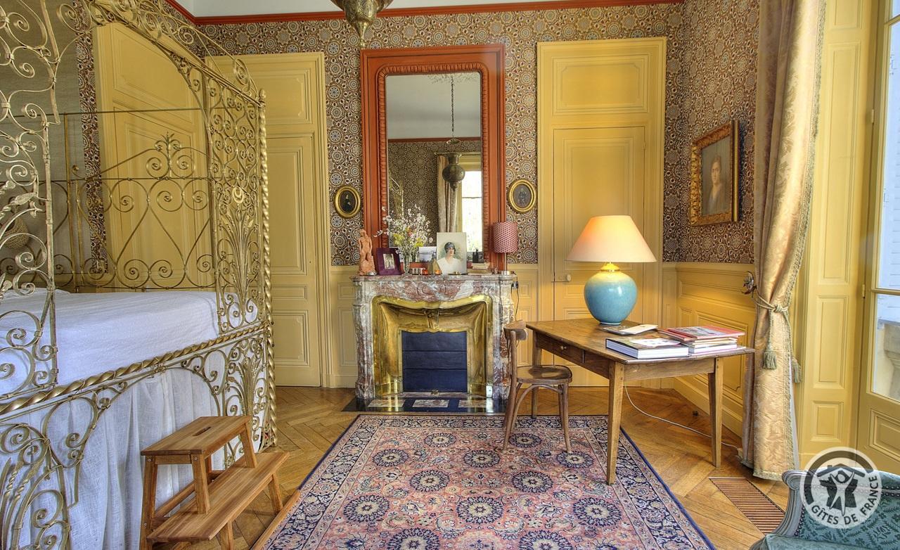 Hôtel - Musée de La Villa Bagatelle - 3 Chambres d'hôtes de charme à IRIGNY dans la Métropole de LYON : la Chambre "l'Orientale" -coin bureau et cheminée décorative (1er étage). photo 19