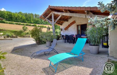 G&icirc;te n&deg;1853 Savigny - Rh&ocirc;ne - Bienvenue au G&icirc;te &agrave; la Ferme "Terres des Cerises" &agrave; Savigny, dans le Rh&ocirc;ne, Coteaux du Lyonnais, proximit&eacute; de L'Arbresle) : la terrasse et chaises longues.