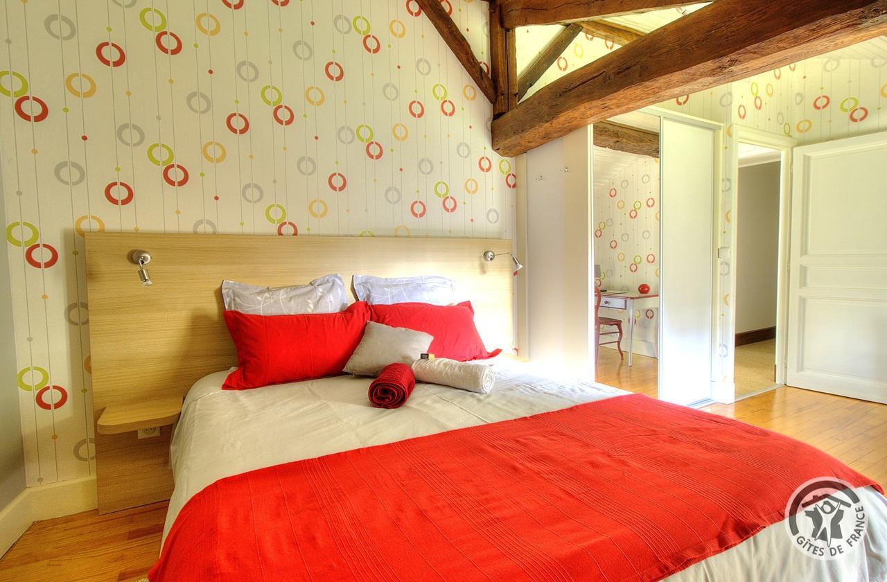 Chambres d'hôtes avec piscine "Les Vernayes" à Amplepuis - Haut Beaujolais, proche du Lac des Sapins dans le Rhône : Ensemble familial composé de 2 chambres - la Chambre avec le lit double (étage). photo 24
