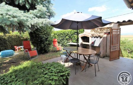 G&icirc;te n&deg;1548 Rontalon - Rh&ocirc;ne - G&icirc;te "La Colline Fleurie" &agrave; Rontalon, dans le Lyonnais - Rh&ocirc;ne : la terrasse et portillon d'acc&egrave;s au pr&eacute; avec portique en contrebas.