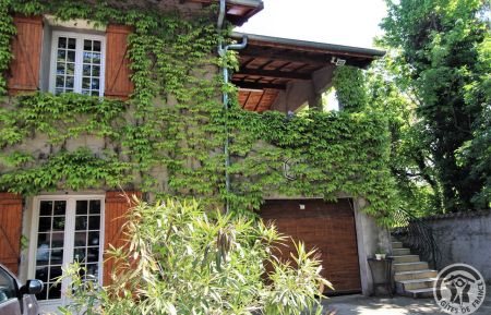 City Break n&deg;1549 Saint-Priest - Rh&ocirc;ne - Meubl&eacute; City Break / location de vacances 'Le Planier' &agrave; Saint-Priest (Rh&ocirc;ne, Sud-Est de Lyon, proche Eurexpo et Groupama Stadium) : l'acc&egrave;s au meubl&eacute; (escaliers) et la terrasse.