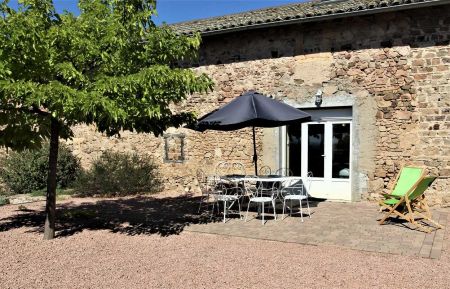 G&icirc;te n&deg;1715 Fleurie - Rh&ocirc;ne - G&icirc;te 'Le Carcan' &agrave; Fleurie (Rh&ocirc;ne, Beaujolais, sud de M&acirc;con) : la fa&ccedil;ade c&ocirc;t&eacute; terrasse.