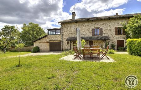 G&icirc;te n&deg;10032 R&eacute;gni&eacute;-Durette - Rh&ocirc;ne - G&icirc;te "Chez Andr&eacute;e" &agrave; R&eacute;gni&eacute;-Durette - Maison de caract&egrave;re en pierres au coeur du Beaujolais, dans le Rh&ocirc;ne, avec v&eacute;randa, chemin&eacute;e et grand jardin.