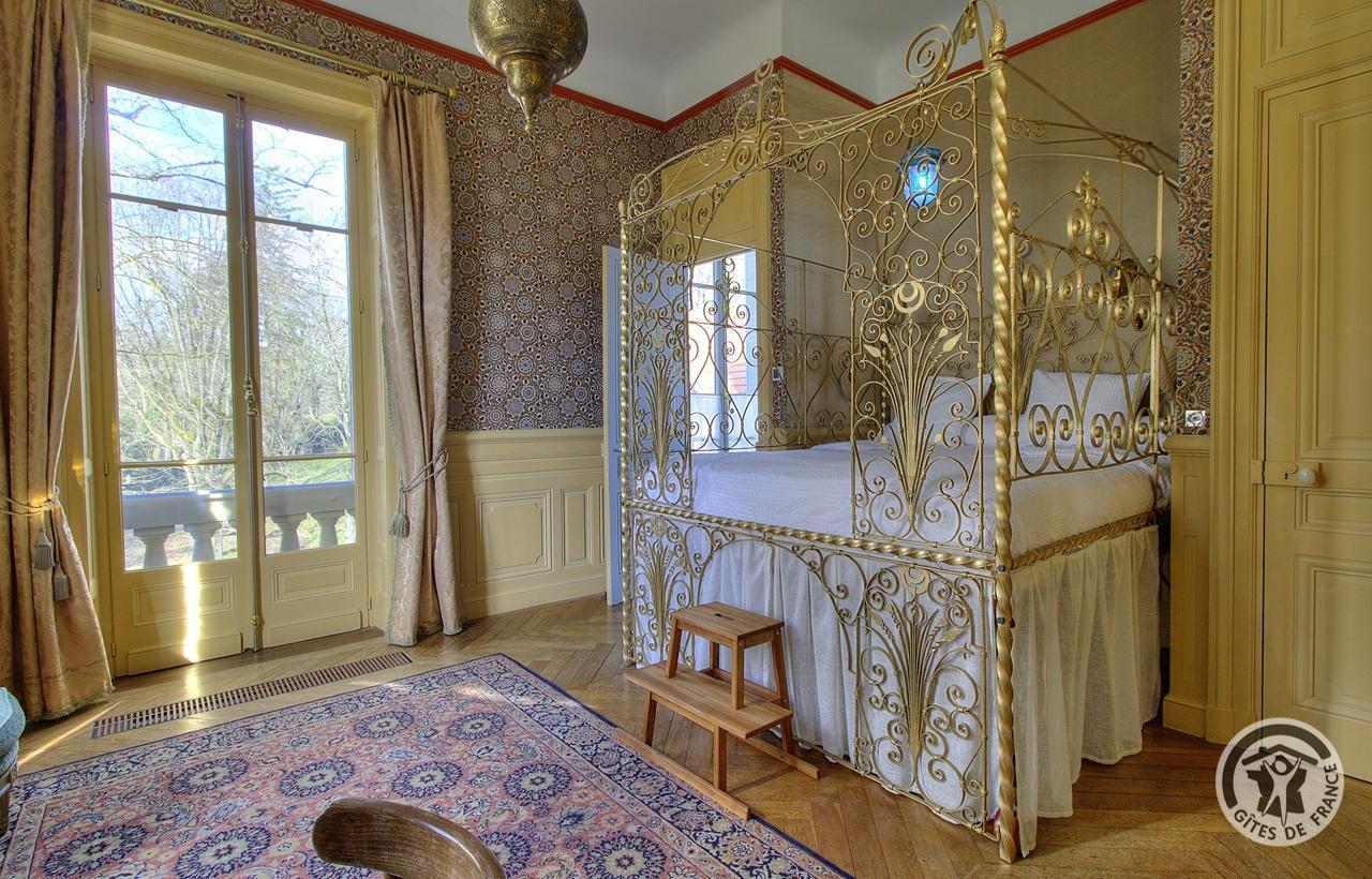 Hôtel - Musée de La Villa Bagatelle - 3 Chambres d'hôtes de charme à IRIGNY dans la Métropole de LYON : la Chambre "l'Orientale" et son majestueux lit double (1er étage). photo 18